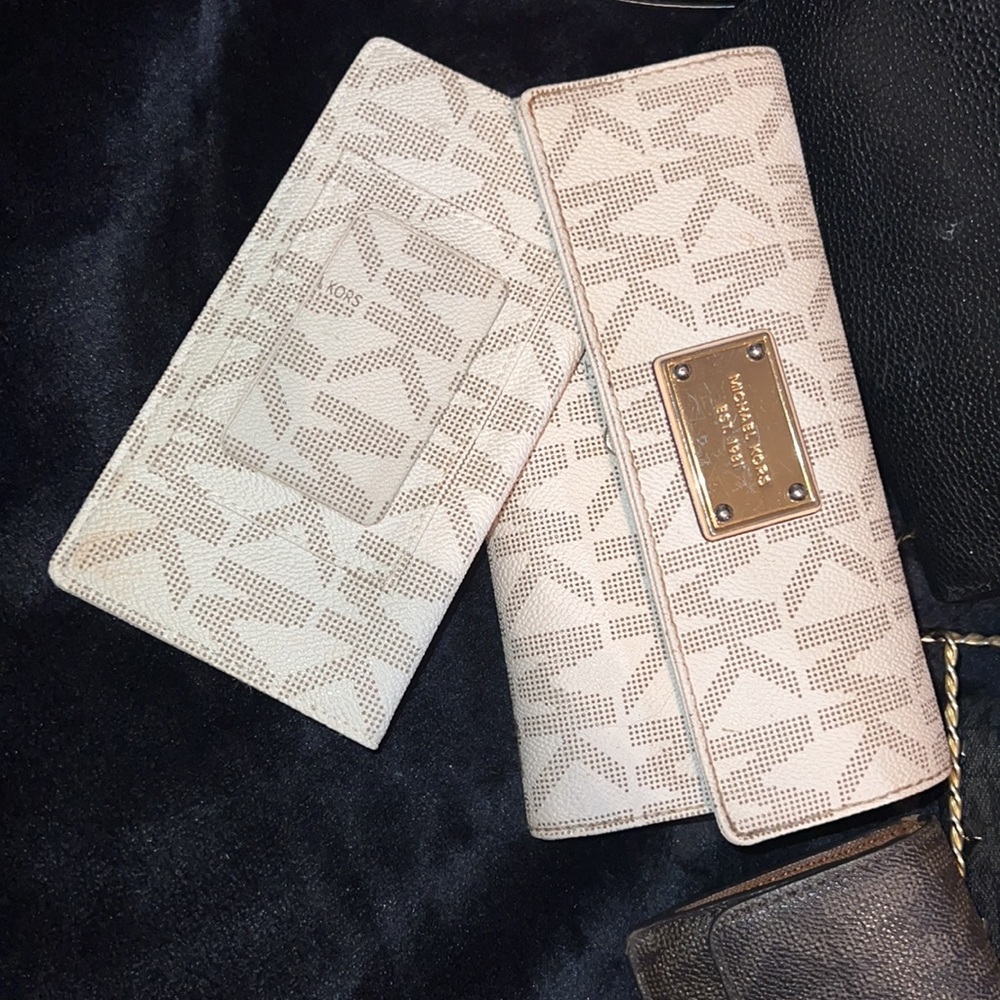Michael Kors pre-loved wallet (Beige)
